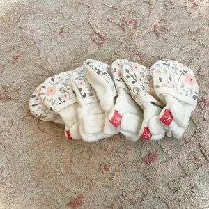 Goumi Mittens Newborn Girl